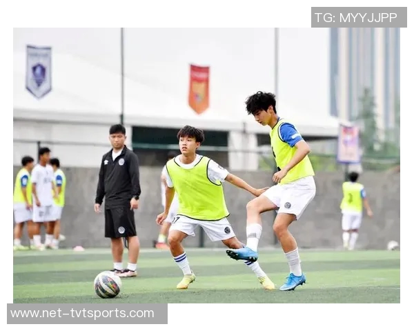 足球的热爱与激情探讨如何在生活中培养足球兴趣与技能 足球的热爱与激情探讨如何在生活中培养足球兴趣与技能