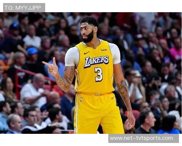 足球全明星阵容揭秘：历史最佳球员齐聚一堂的梦幻阵容分析与讨论